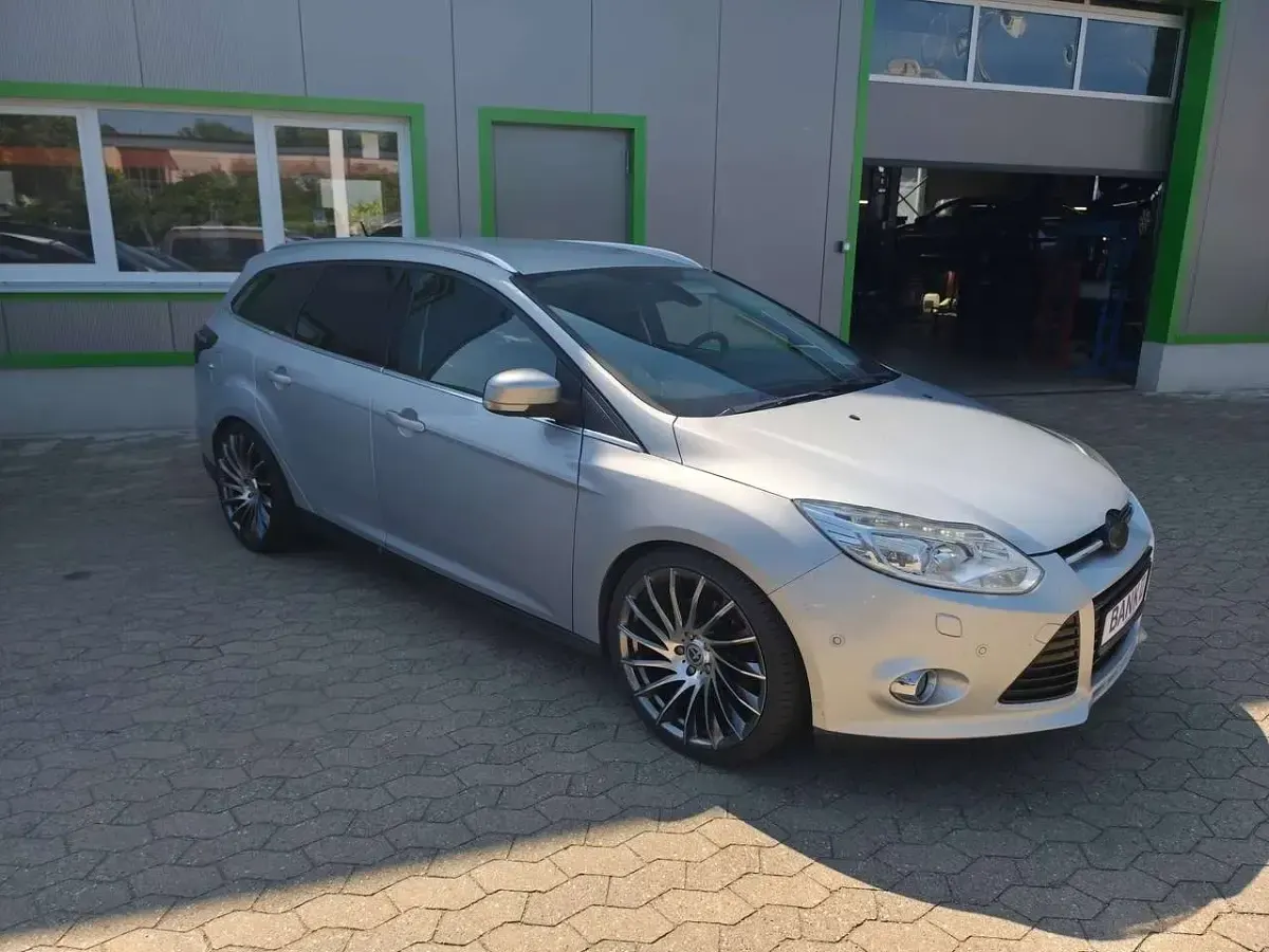 Gebraucht Ford Focus Titanium 163 PS (119 kW) 2011 Polarsilber metallic Kombi