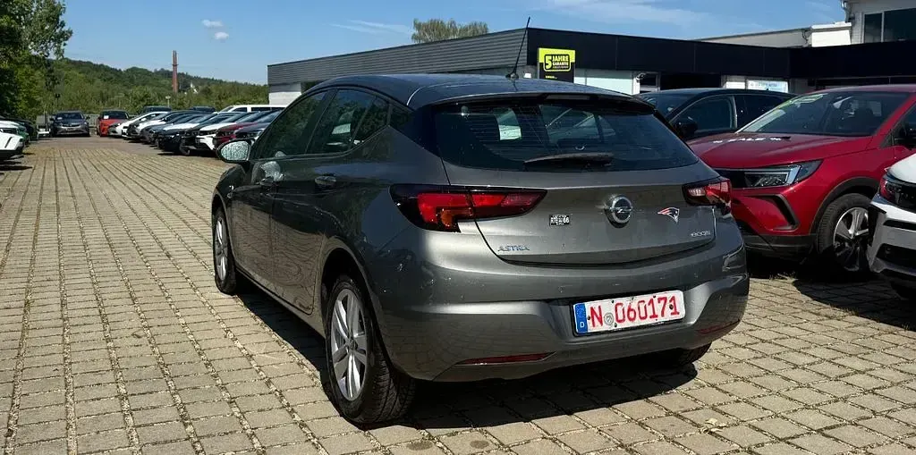 Usado Opel Astra Edition 105 CV (77 kW) 2017 Gris Berlina