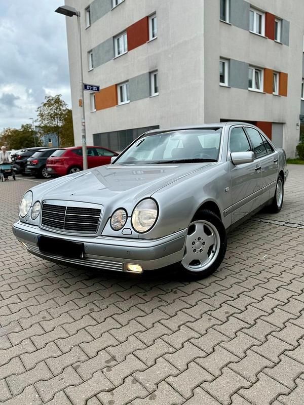 Silber Gebraucht 1998 Mercedes E280 Limousine | 3.450 € (Guter Preis) - Bild 1/4