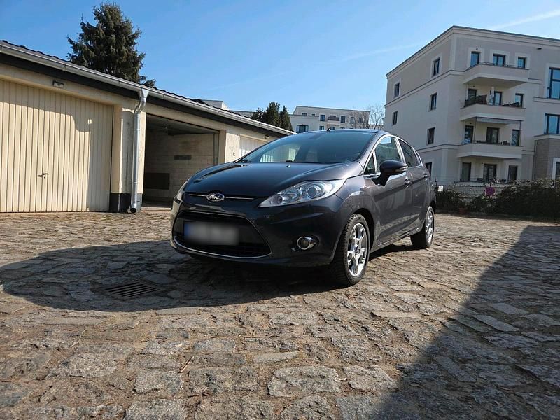 Gebraucht Ford Fiesta 95 PS (69 kW) 2012 Grau Kleinwagen