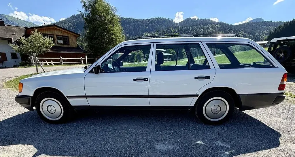 Gebraucht Mercedes 230 132 PS (97 kW) 1987 Weiß Limousine