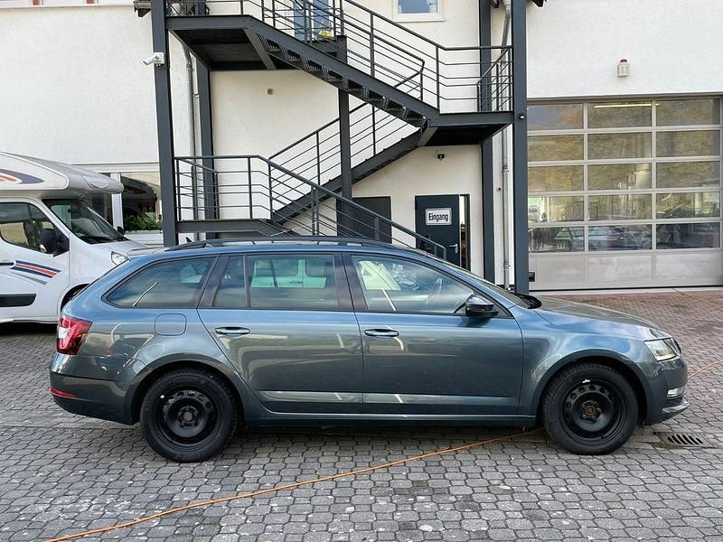 Grau Gebraucht 2019 Skoda Octavia Tour Kombi | 8.900 € (Guter Preis) - Bild 1/4