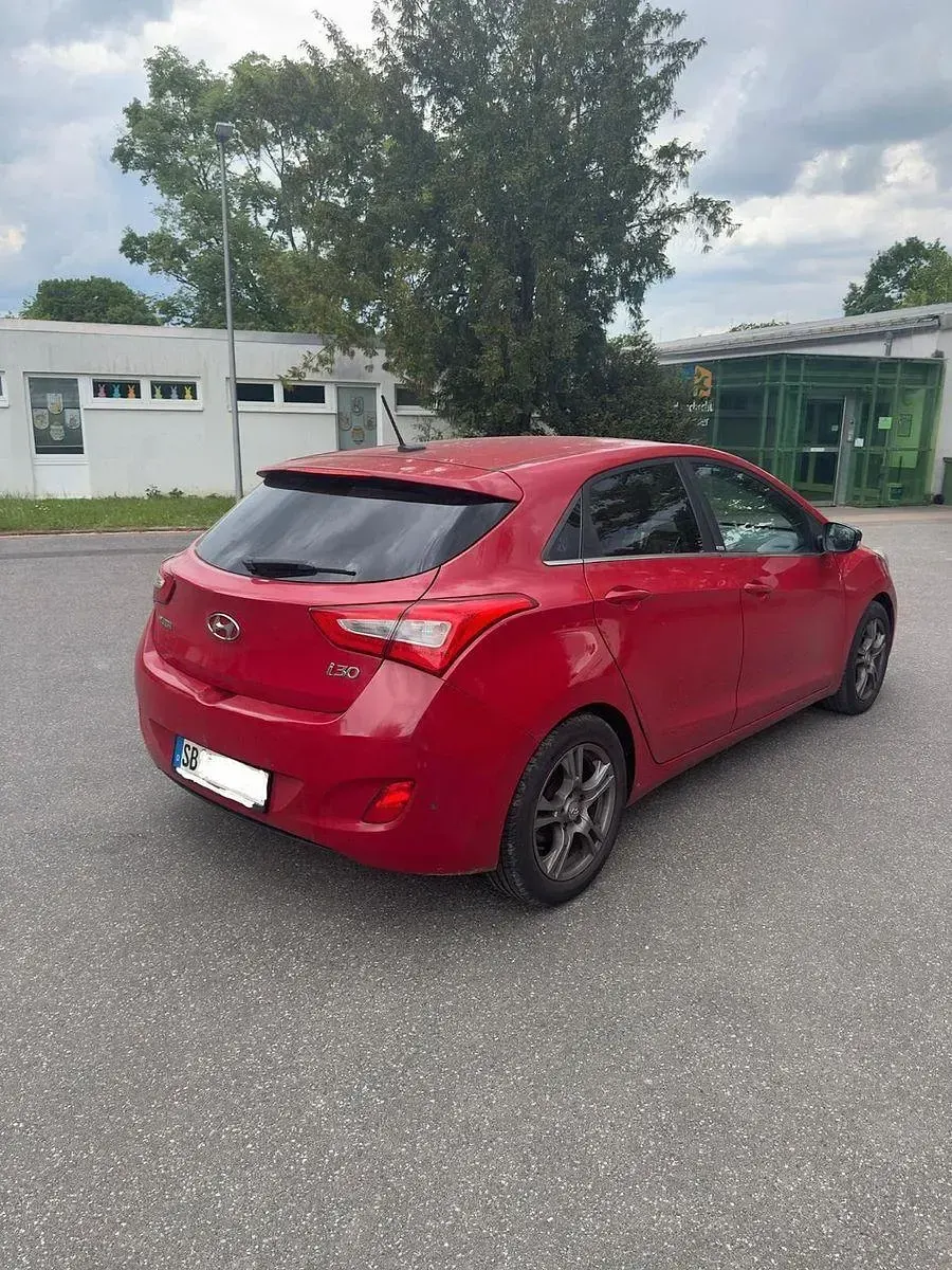 Gebraucht Hyundai i30 110 PS (80 kW) 2015 Rot Kleinwagen