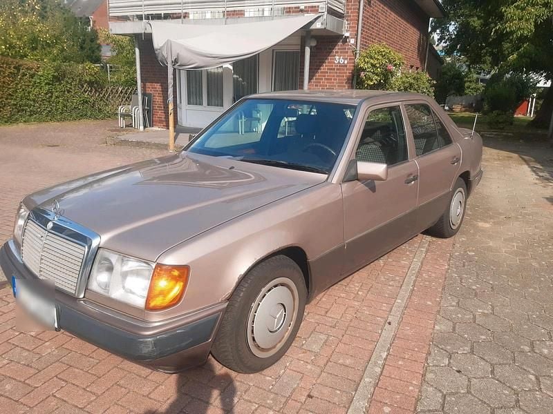Gold Gebraucht 1993 Mercedes E200 Sportline Limousine | 3.480 € - Bild 1/4
