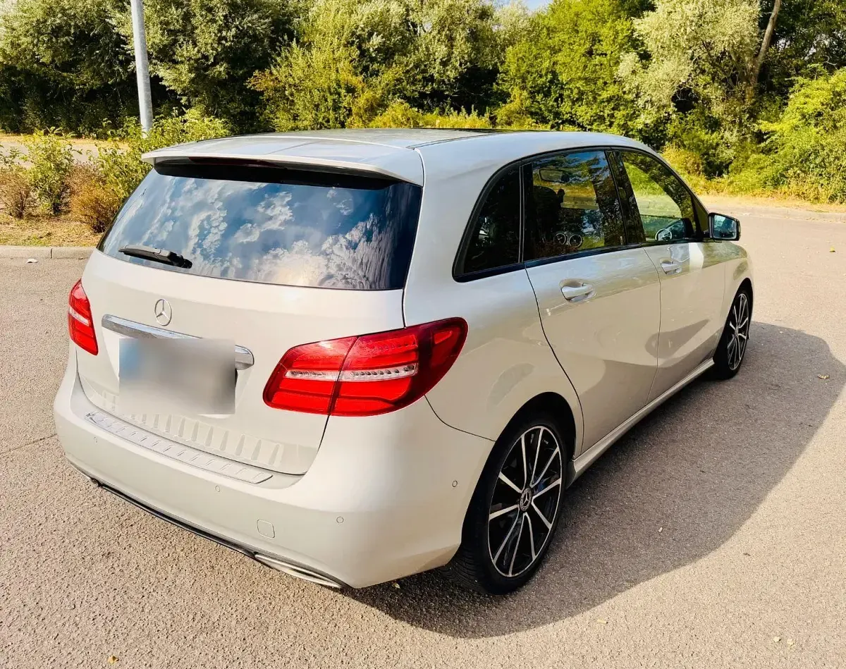 Gebraucht Mercedes B200 Urban 136 PS (100 kW) 2018 Silber Kleinwagen