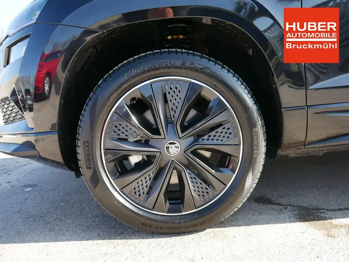 Neu Skoda Karoq SportLine 190 PS (139 kW) 2026 Blackmagic perleffekt SUV