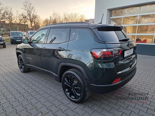 Neu Jeep Compass North 131 PS (96 kW) 2025 Gruen SUV