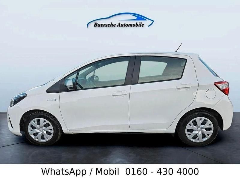 Weiß Gebraucht 2017 Toyota Yaris Hybrid Comfort Limousine | 9.999 € (Superpreis) - Bild 1/4