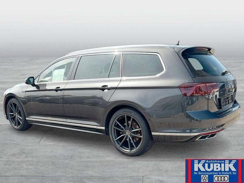 Gebraucht VW Passat R-line 200 PS (147 kW) 2024 Mangangrau metallic Kombi