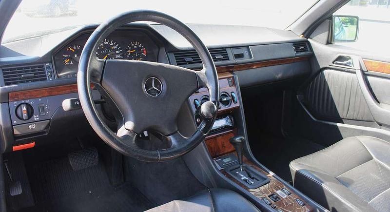 Gebraucht Mercedes 230 132 PS (97 kW) 1993 Silber Coupé