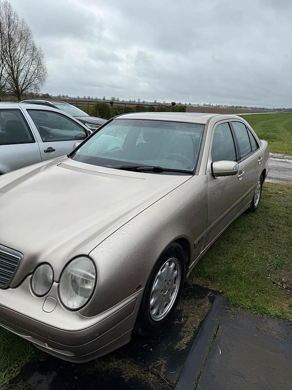 Gebraucht Mercedes E200 136 PS (100 kW) 2000 Beige Limousine