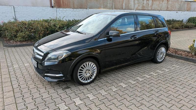 Schwarz Gebraucht 2015 Mercedes B200 Van / Kleinbus | 9.700 € (Guter Preis) - Bild 1/4