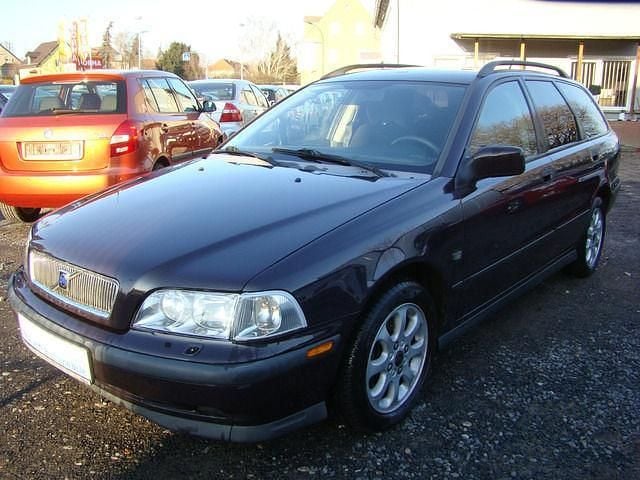 Schwarz metallic Gebraucht 1999 Volvo V40 Kombi | 1.370 € (Fairer Preis) - Bild 1/4