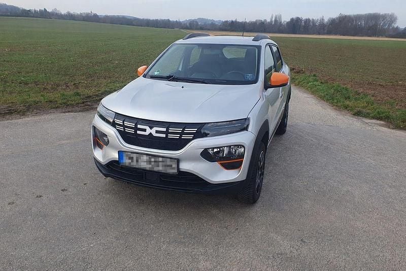Silber Gebraucht 2023 Dacia Spring Essentiel Kleinwagen | 11.500 € (Fairer Preis) - Bild 1/4