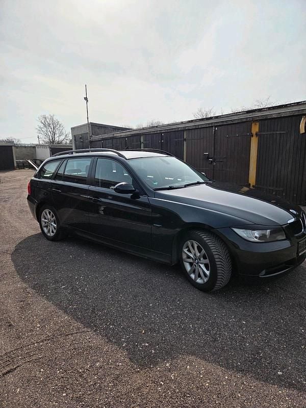 Gebraucht BMW 318 129 PS (94 kW) 2007 Schwarz Kombi