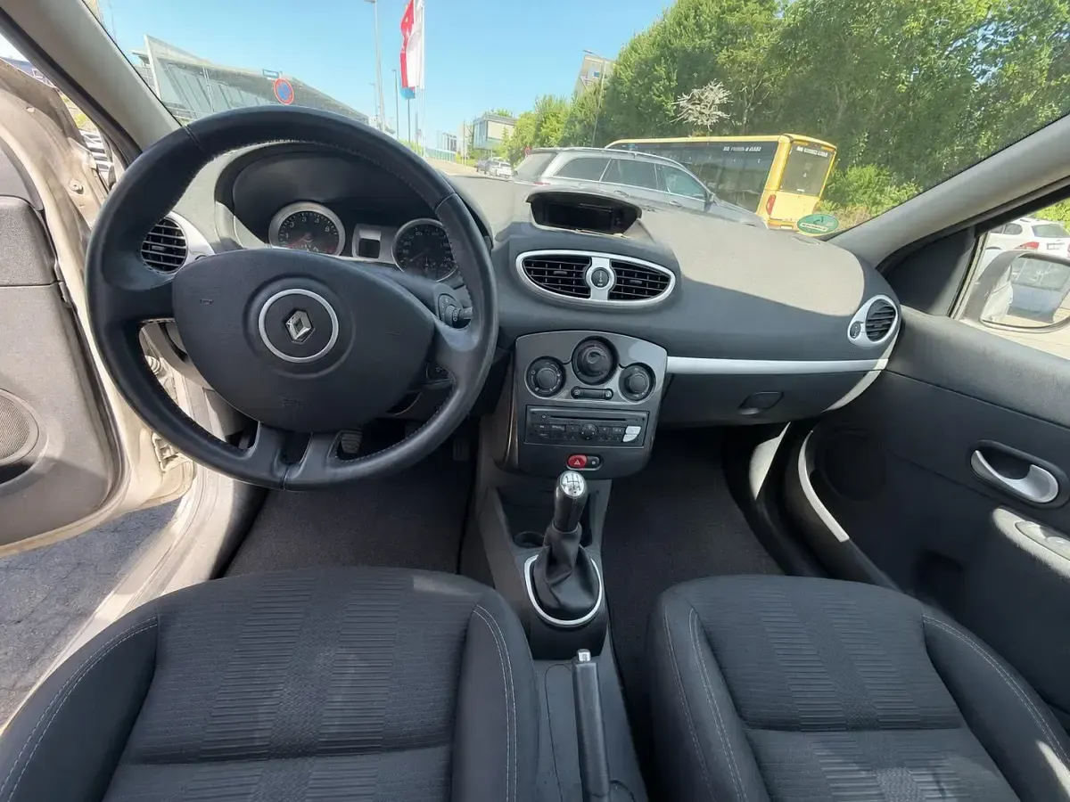 Gebraucht Renault Clio 74 PS (54 kW) 2011 Silber Kombi