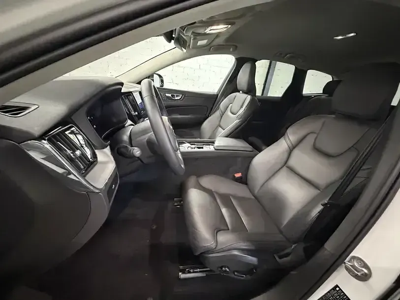 Gebraucht Volvo XC60 Plus 197 PS (144 kW) 2024 Crystal white / metallic SUV