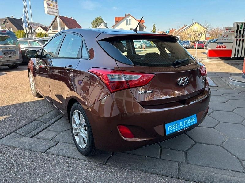 Gebraucht Hyundai i30 Intro Edition 90 PS (66 kW) 2012 Braun Limousine