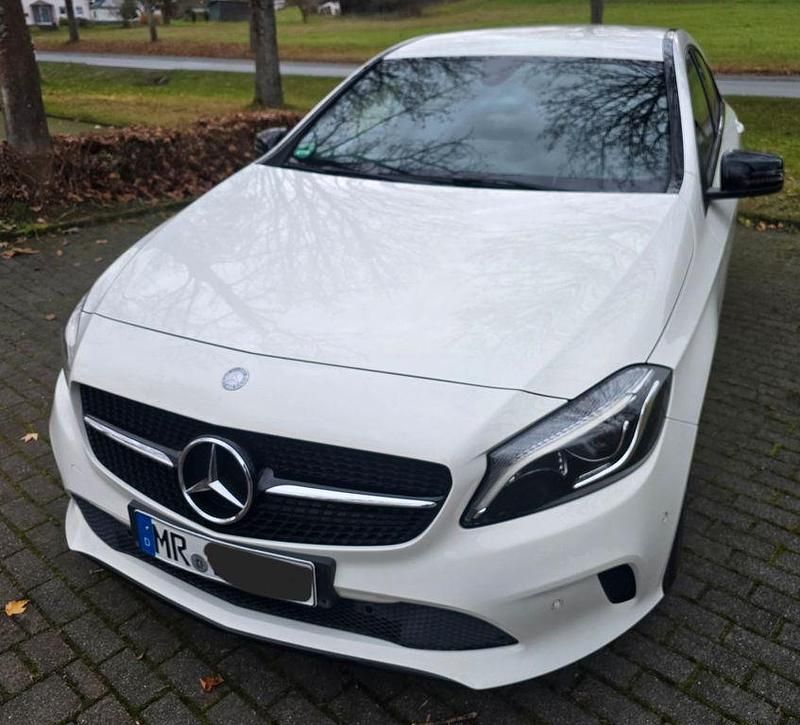 Weiß Gebraucht 2016 Mercedes A180 Limousine | 12.300 € (Guter Preis) - Bild 1/4