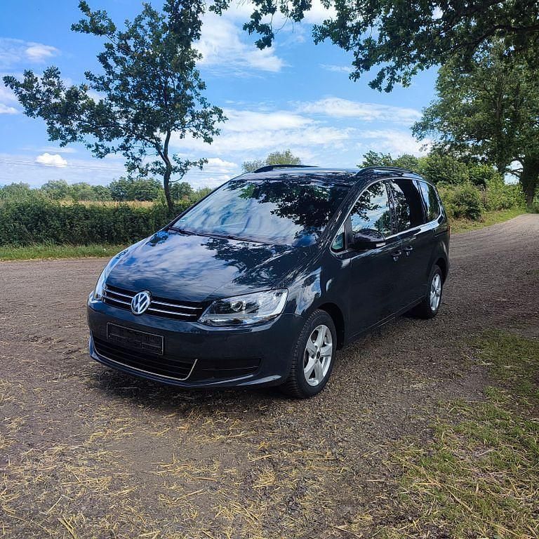 Grau Gebraucht 2018 VW Sharan Trendline Van / Kleinbus | 18.700 € (Superpreis) - Bild 1/4