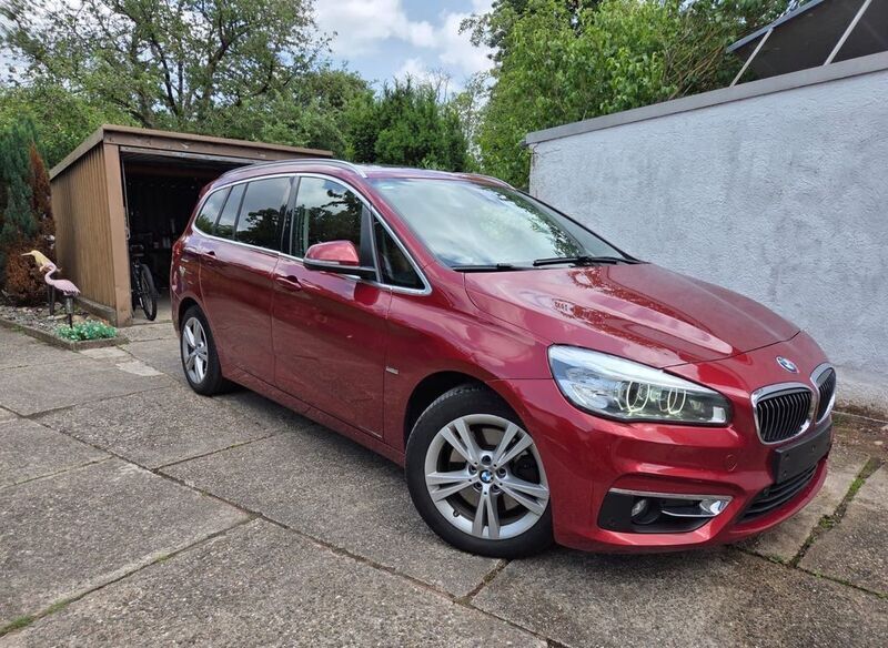 Rot Gebraucht 2017 BMW 220 Gran Tourer Luxury Line Van / Kleinbus | 15.899 € (Fairer Preis) - Bild 1/4