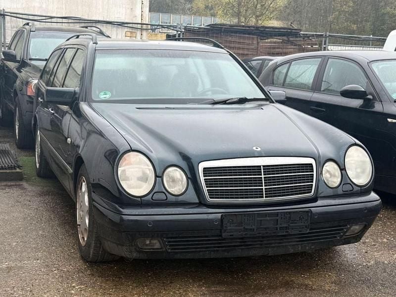 Gebraucht Mercedes E240 170 PS (125 kW) 1998 Blau Limousine