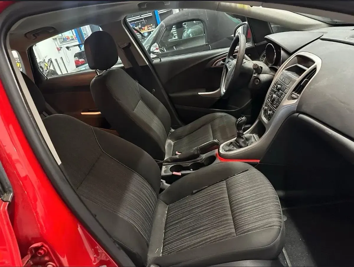 Używany Opel Astra 101 KM (74 kW) 2010 Czerwony Sedan/Limuzyna