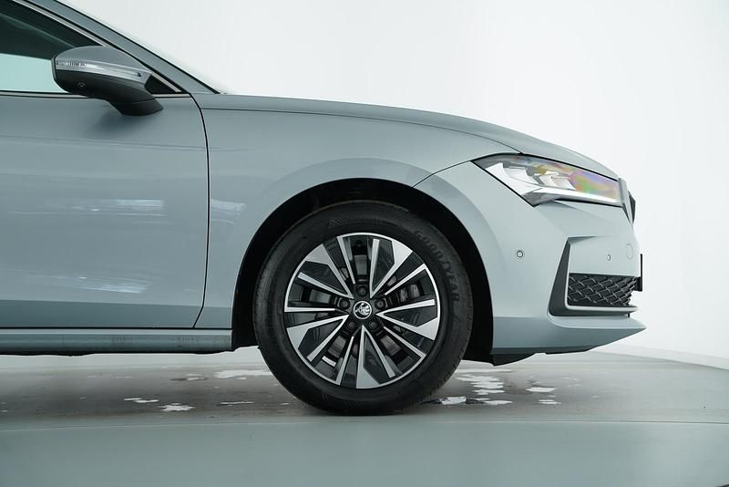 Gebraucht Skoda Superb Selection 193 PS (141 kW) 2024 Pebble silber metallic Limousine