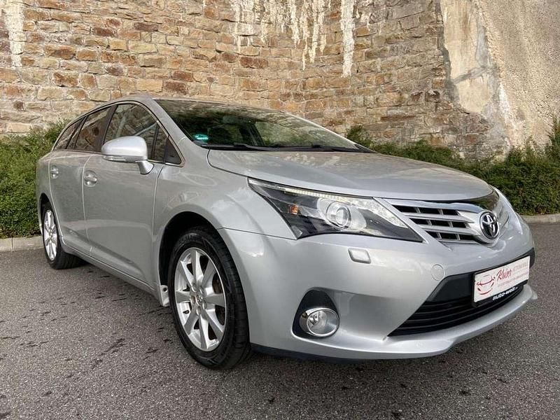 Silber Gebraucht 2014 Toyota Avensis Kombi | 10.590 € (Etwas zu teuer) - Bild 1/4