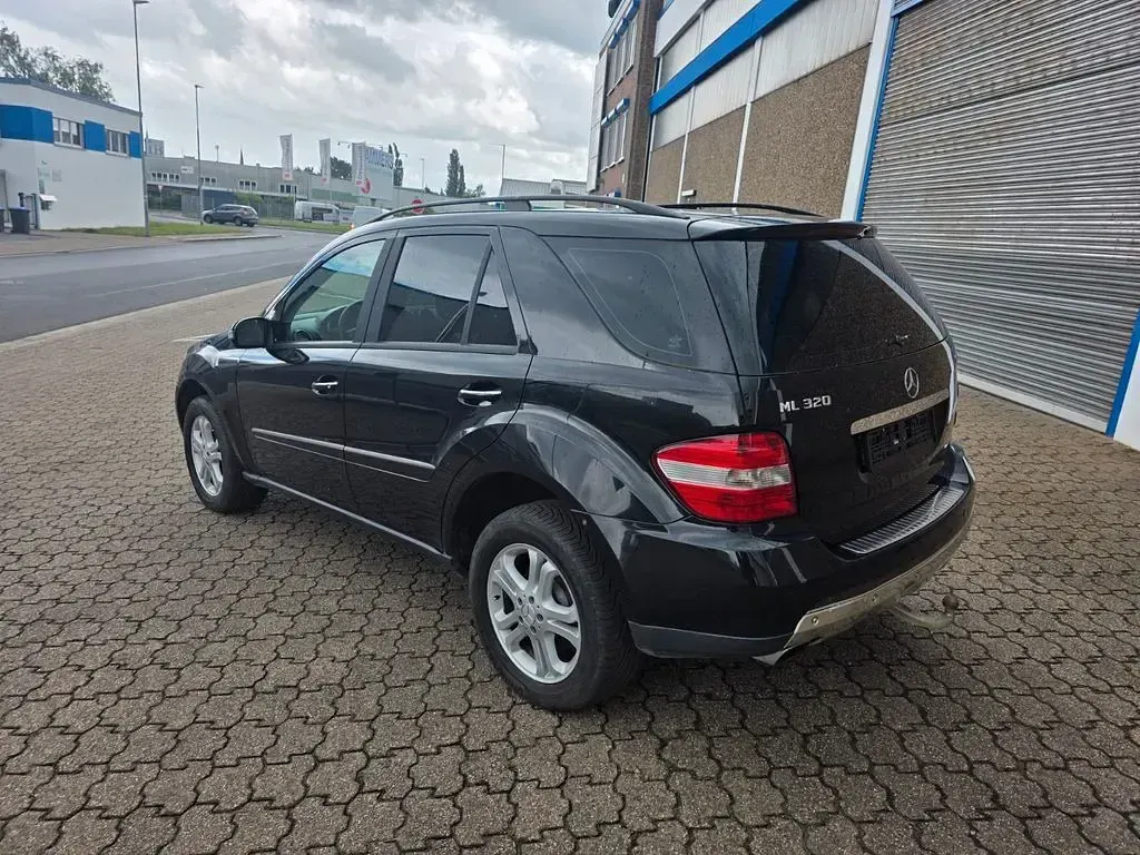Gebraucht Mercedes ML320 224 PS (164 kW) 2006 Schwarz SUV