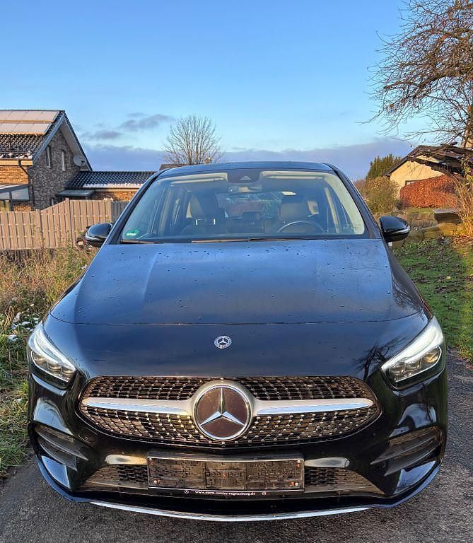 Schwarz Gebraucht 2020 Mercedes B200 AMG line Van / Kleinbus | 22.800 € (Fairer Preis) - Bild 1/4