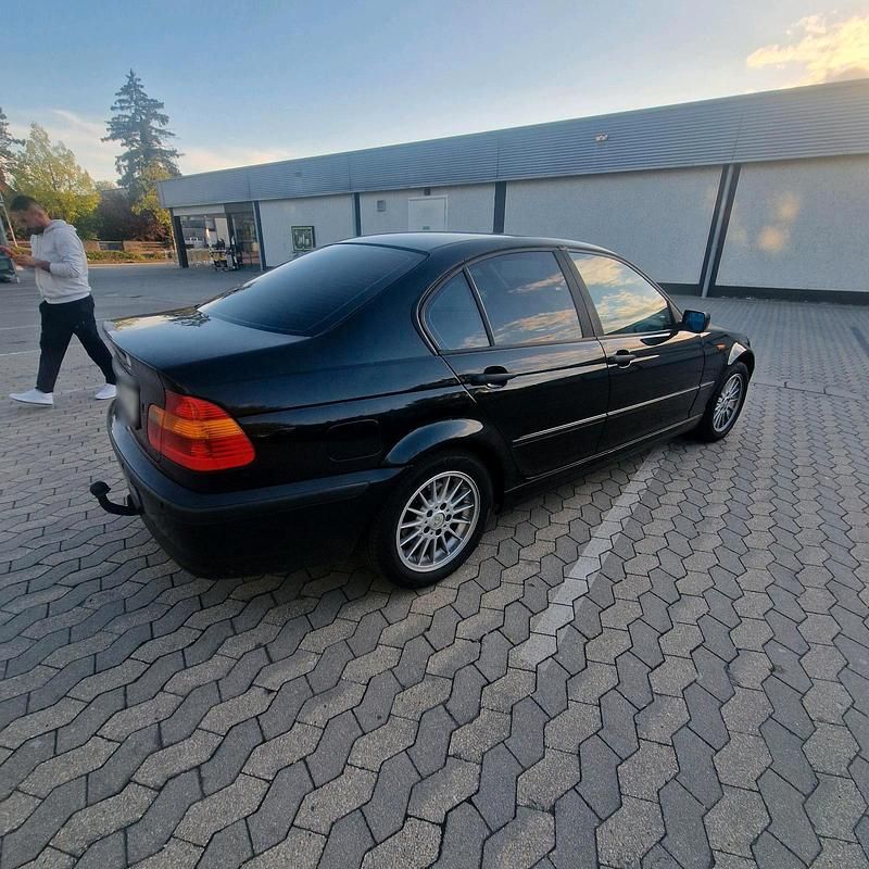 Second-hand BMW 320 150 CP (110 kW) 2002 Negru Berlinǎ