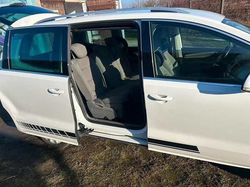 Second-hand VW Sharan 140 CP (102 kW) 2014 Alb Monovolum