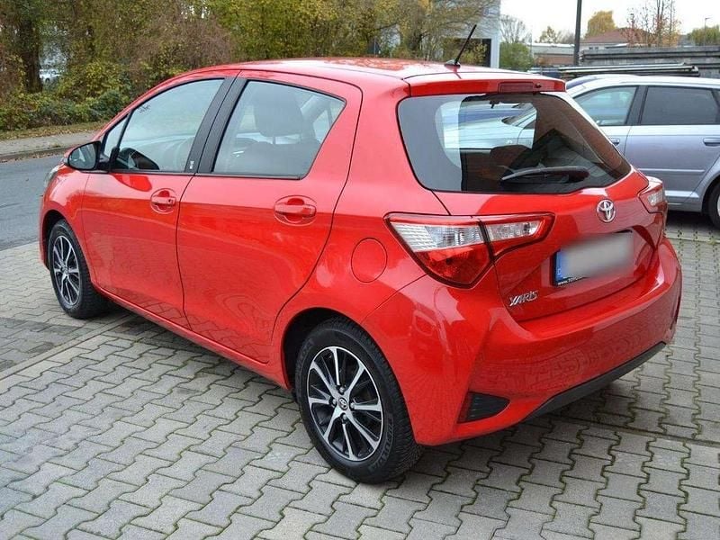 Gebraucht Toyota Yaris 111 PS (81 kW) 2017 Weiß Limousine