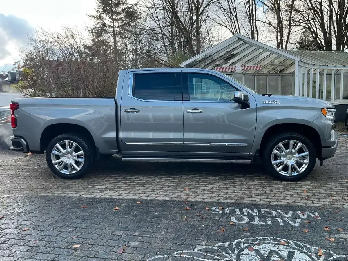 Neu Chevrolet Silverado 426 PS (313 kW) 2025 Grau SUV