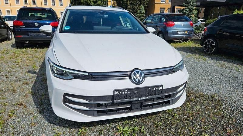 Gebraucht VW Golf VIII Style 150 PS (110 kW) 2024 Weiß Kombi