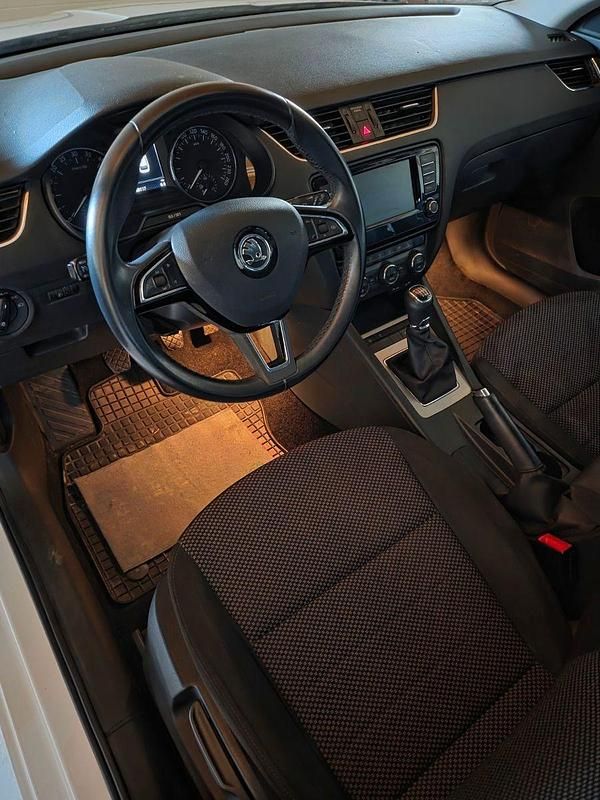 Gebraucht Skoda Octavia Ambition 150 PS (110 kW) 2015 Weiß Kleinwagen