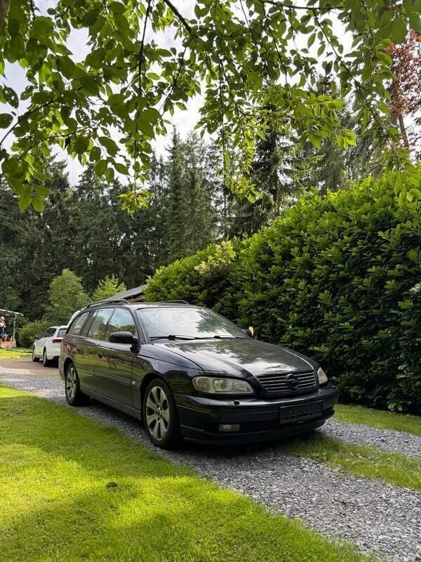 Schwarz Gebraucht 2002 Opel Omega Kombi | 1.100 € (Guter Preis) - Bild 1/4