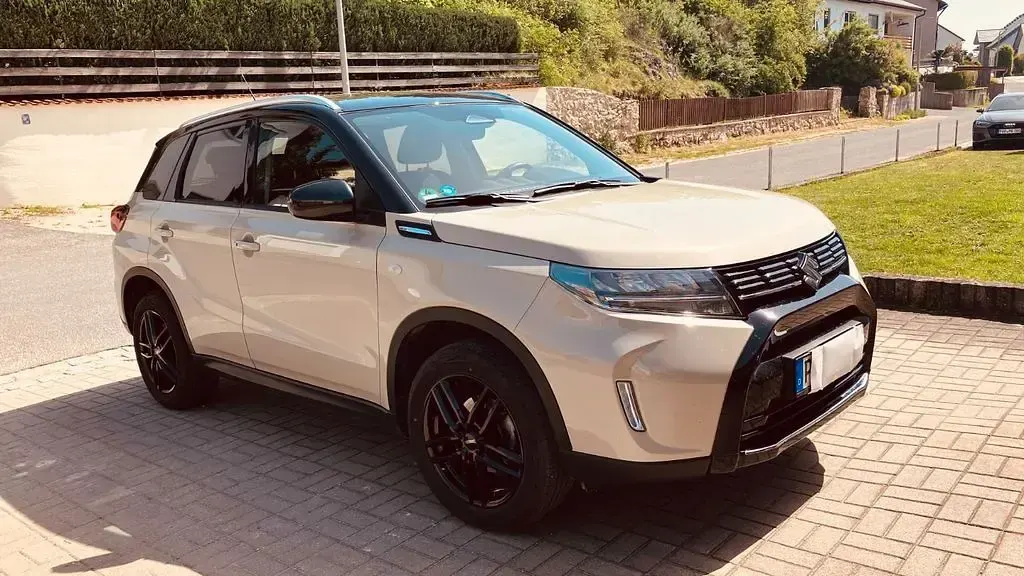 Gebraucht Suzuki Vitara Comfort+ 129 PS (94 kW) 2024 Beige SUV