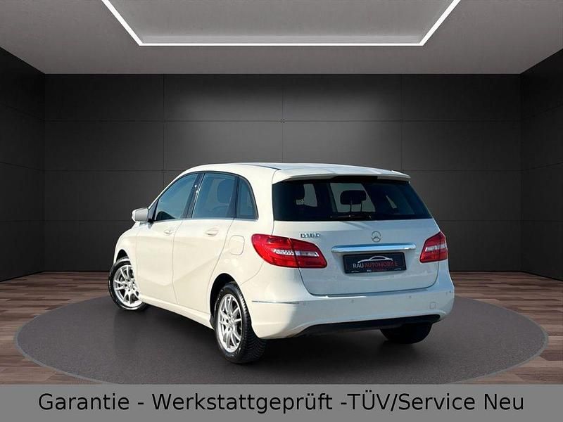 Gebraucht Mercedes B180 122 PS (89 kW) 2013 Weiß Van / Kleinbus