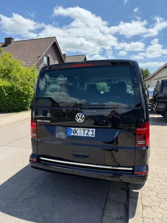 Gebraucht VW Multivan Highline 204 PS (150 kW) 2024 Schwarz Van / Kleinbus