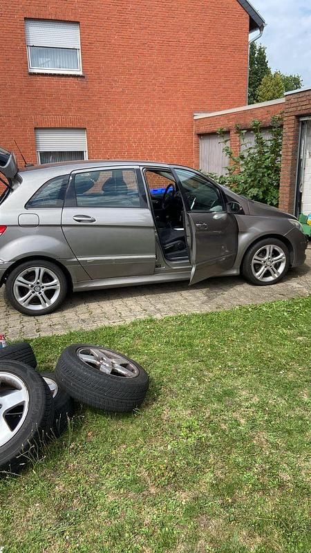 Grau Gebraucht 2005 Mercedes B180 Van / Kleinbus | 1.200 € - Bild 1/4