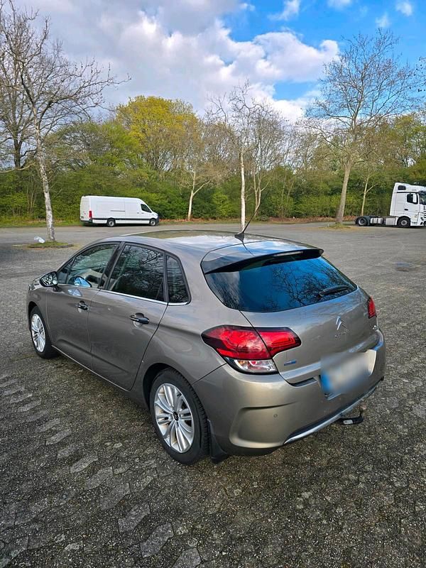 Gebraucht Citroën C4 99 PS (72 kW) 2015 Andere farben Kleinwagen