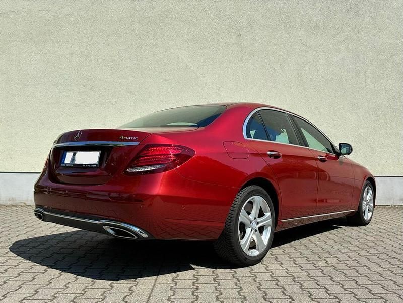 Używany Mercedes E400 333 KM (244 kW) 2016 Czerwony Sedan/Limuzyna
