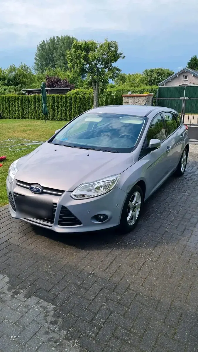 Gebraucht Ford Focus 105 PS (77 kW) 2012 Grau Limousine