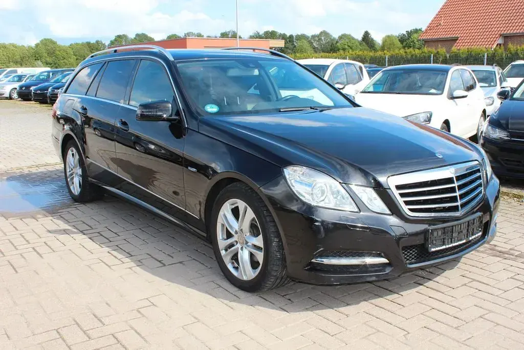 Gebraucht Mercedes E220 170 PS (125 kW) 2011 Schwarz Limousine