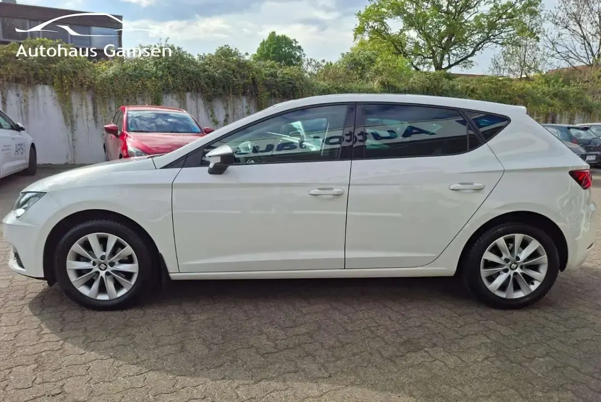 Używany Seat Leon Style 116 KM (85 kW) 2020 Biały Sedan/Limuzyna