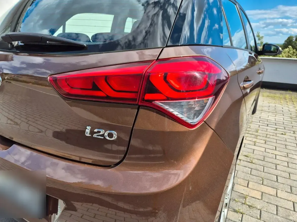 Gebraucht Hyundai i20 84 PS (61 kW) 2015 Braun Kleinwagen