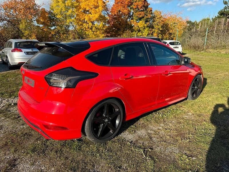 Używany Ford Focus ST-Line 150 KM (110 kW) 2009 Czerwony Sedan/Limuzyna