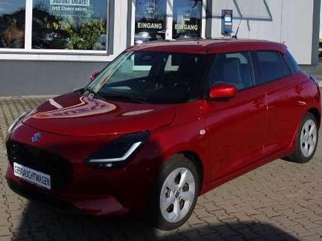 Burning red pearl Gebraucht 2025 Suzuki Swift Comfort Kleinwagen | 17.990 € (Fairer Preis) - Bild 1/4